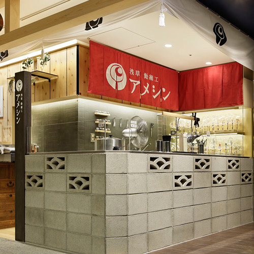 浅草飴細工アメシンの東京スカイツリータウン店です。飴細工の実演や販売の他に、うちわ飴やボンボン飴などのオリジナル商品も販売しています。